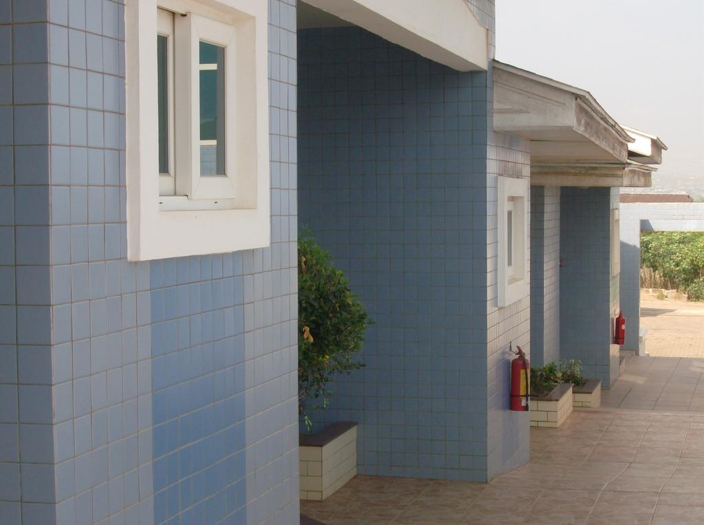 De Holiday Beach Hotel Kokrobite Exterior photo
