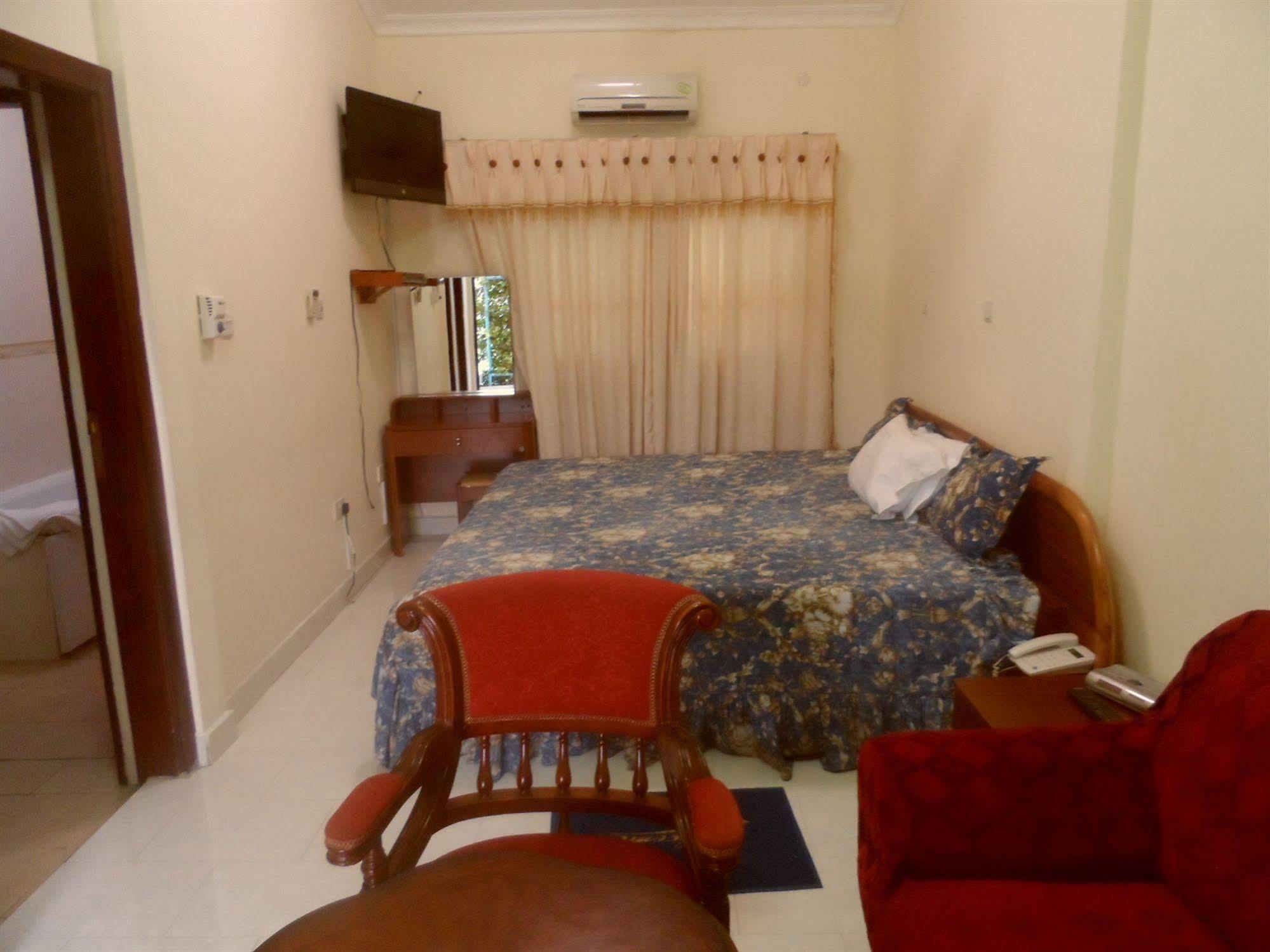 De Holiday Beach Hotel Kokrobite Exterior photo