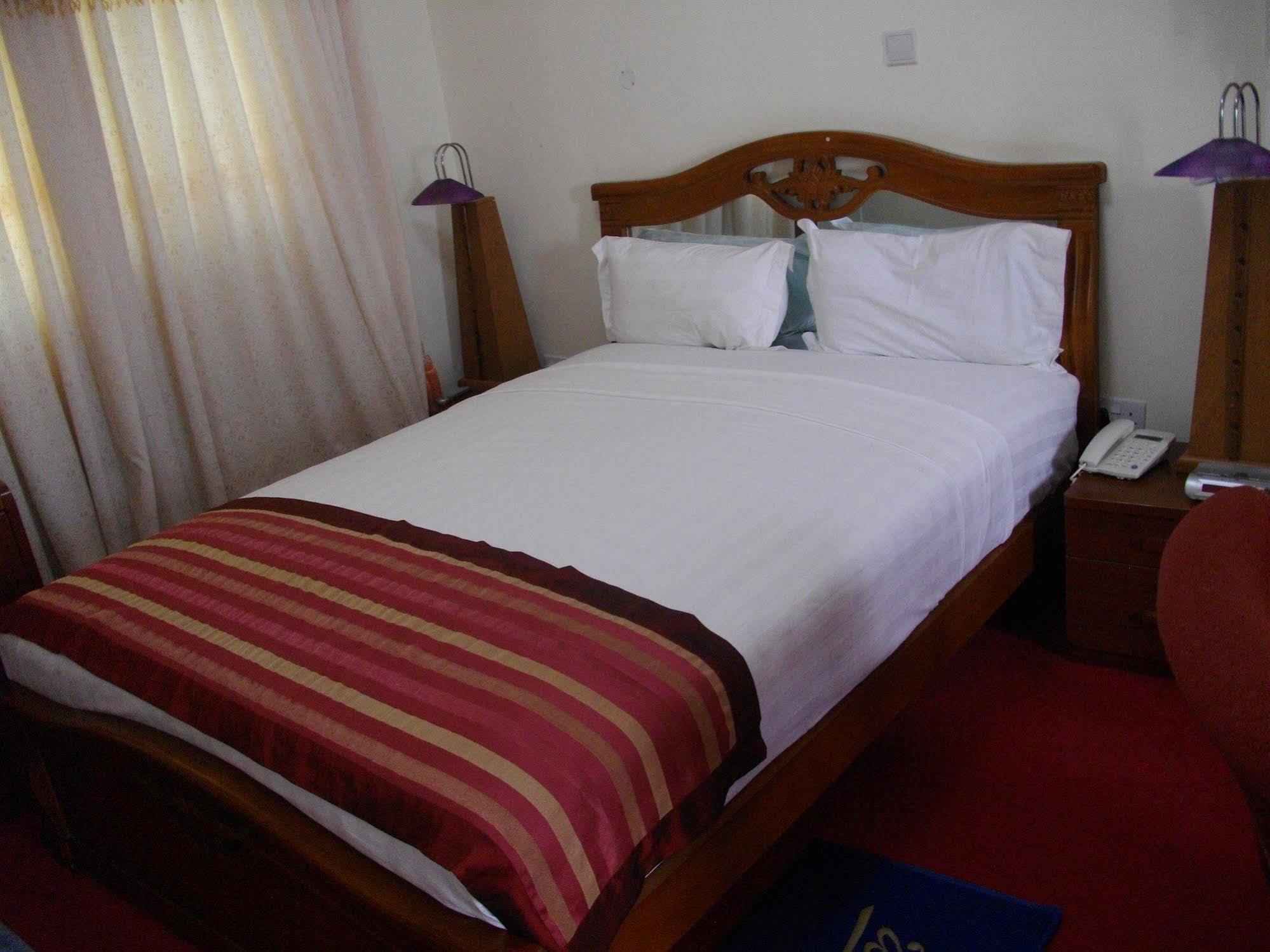 De Holiday Beach Hotel Kokrobite Exterior photo