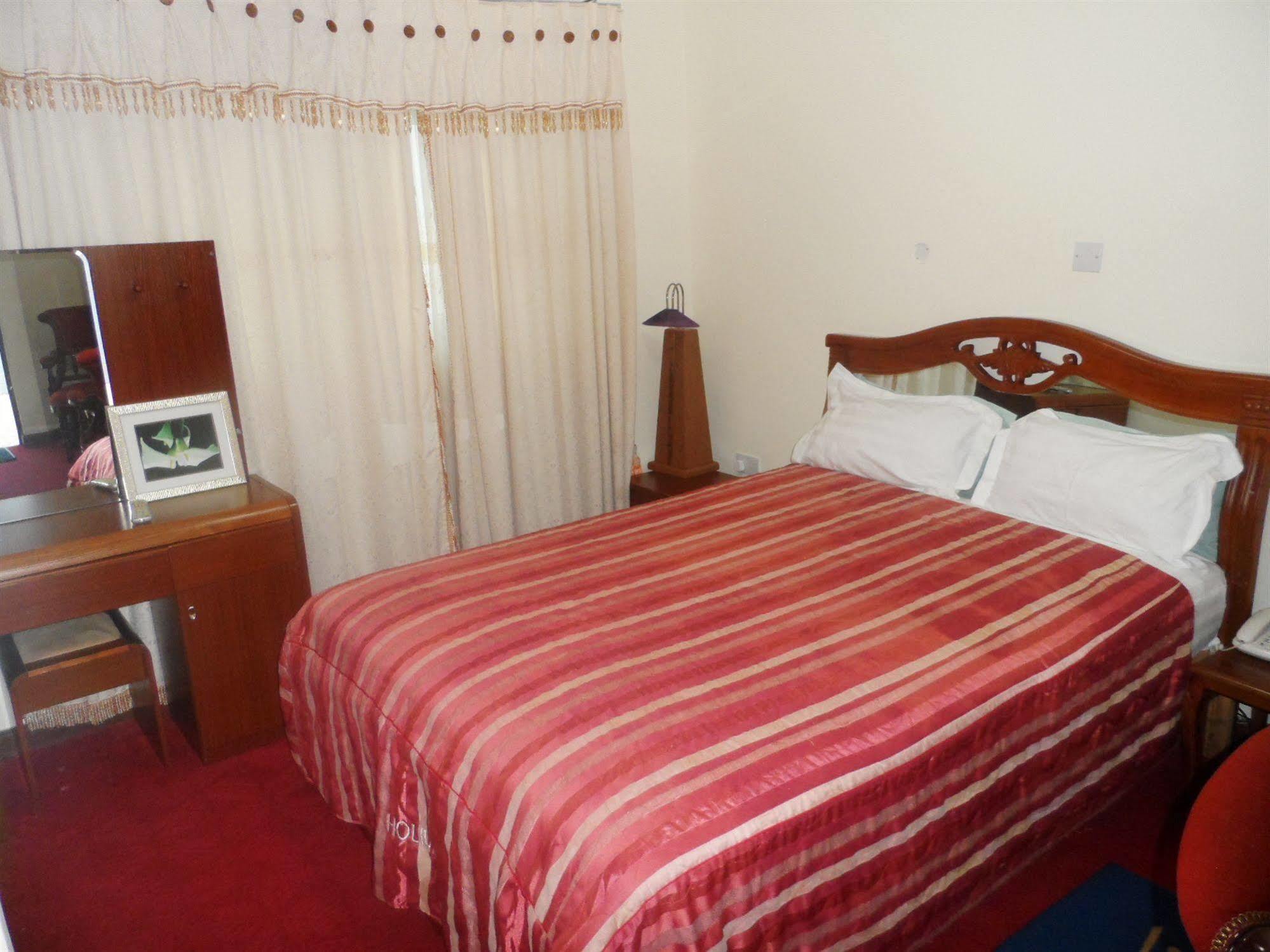 De Holiday Beach Hotel Kokrobite Exterior photo