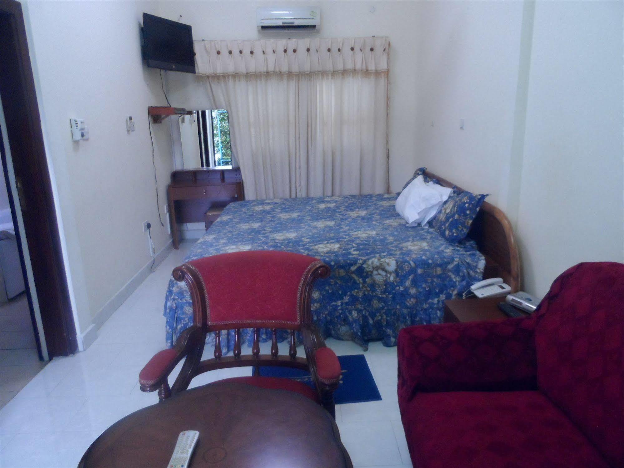 De Holiday Beach Hotel Kokrobite Exterior photo