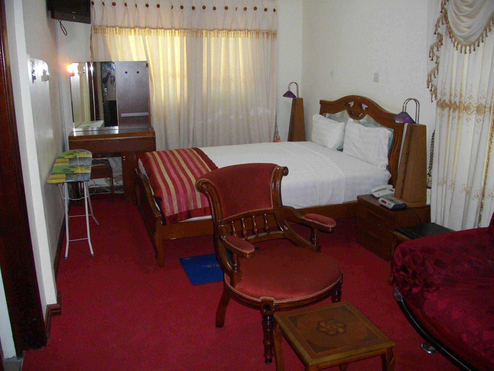 De Holiday Beach Hotel Kokrobite Exterior photo