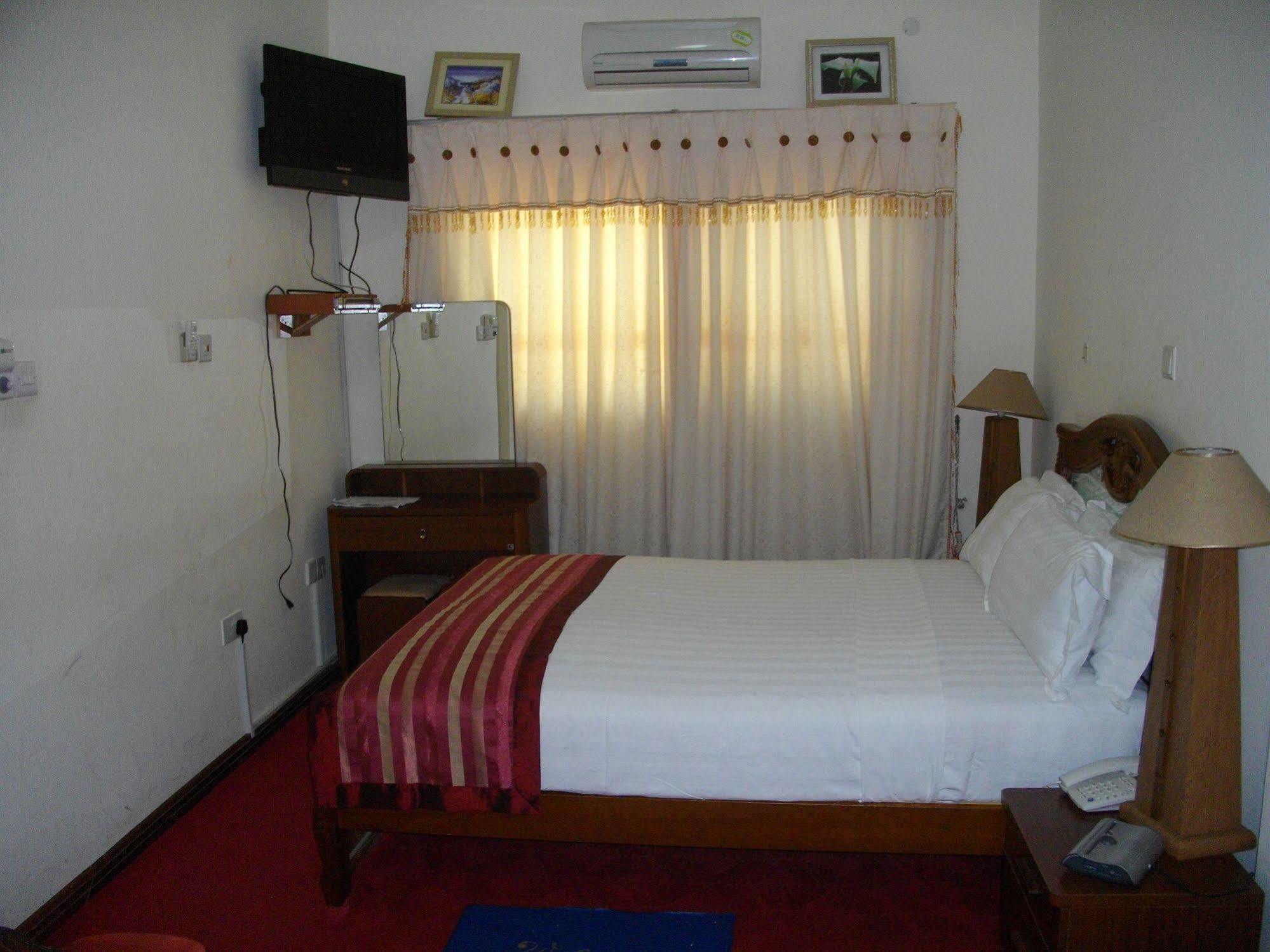 De Holiday Beach Hotel Kokrobite Exterior photo