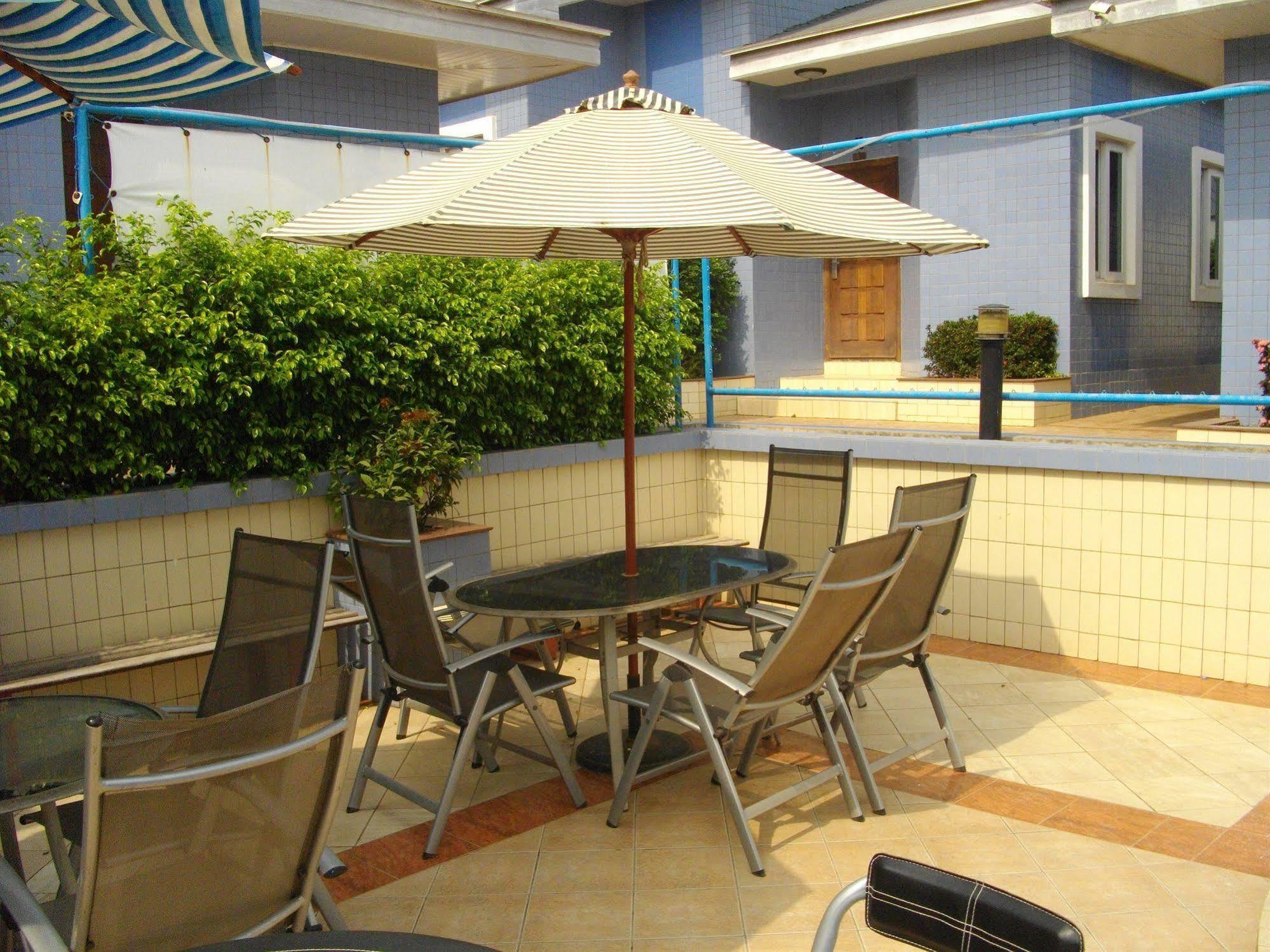 De Holiday Beach Hotel Kokrobite Exterior photo